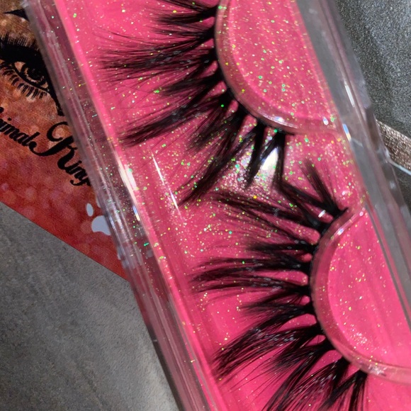 Lashes - Picture 2 of 4